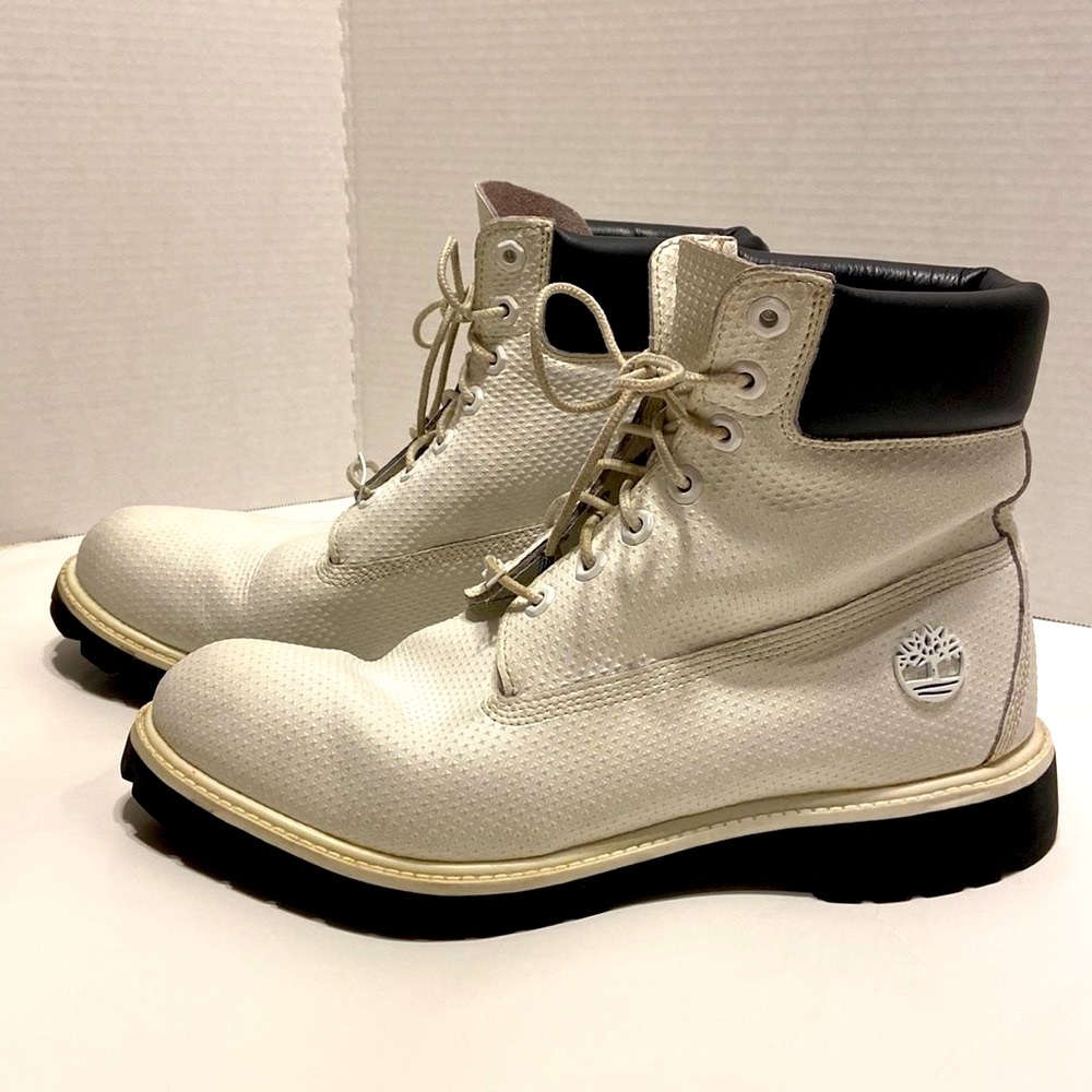 Timberland Boots - White/Black Mens Boots - EUC - Size: 10 1/2  M - 400 Gram